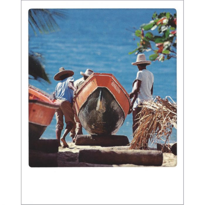 Postkarte von Aquarupella aus der Serie Bon Voyage mit der Fotografie von Fischern auf Martinique