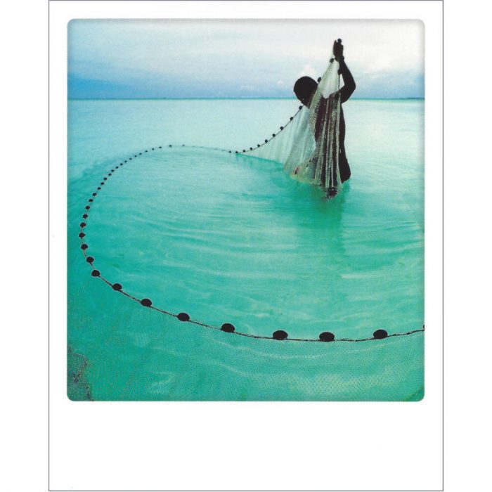 Postkarte von Aquarupella aus der Serie Bon Voyage mit dem Motiv eines Fischers auf der Insel Tetiaroa in Französisch Polynesien