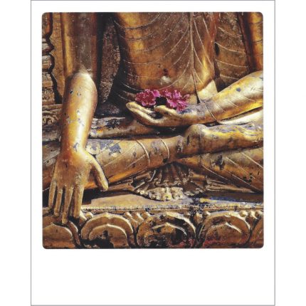 Postkarte von Aquarupella aus der Serie Bon Voyage. Auf der Fotografie wird eine Opfegabe auf einer Buddhastatue gezeigt.