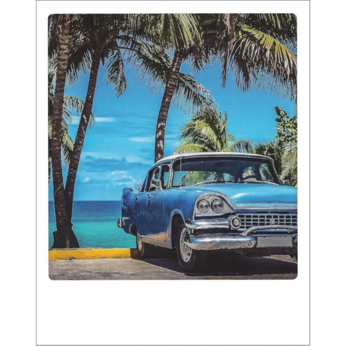 Postkarte von Aquarupella aus der Serie Bon Voyage. Auf der Fotografie wird ein blauer Oldtimer an einem Strand in Cuba gezeigt.