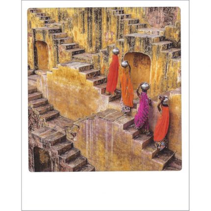 Postkarte von Aquarupella aus der Serie Bon Voyage. Auf der Fotografie sind Frauen in Indien beim Wasserholen zu sehen, wie sie die Treppen hochgehen.