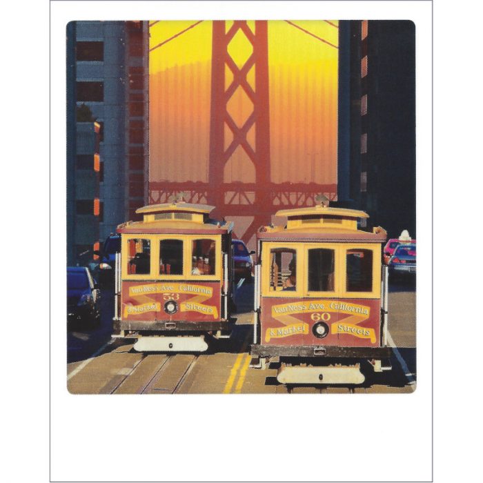 Postkarte von Aquarupella aus der Serie Bon Voyage. Auf der Fotografie sind zwei der berühmten Cable cars zu sehen, mit der Golden Bridge Brücke im Hintergrund
