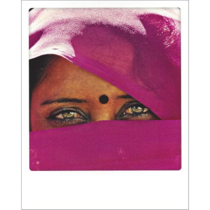 Postkarte von Aquarupella aus der Serie Bon Voyage. Die Fotografie zeigt den ausdrucksstarken Blick einer verschleierten indischen Frau.