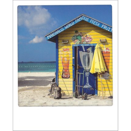 Postkarte von Aquarupella aus der Serie Bon Voyage. Auf der Fotografie wird ein Strandhütte auf den Bahamas gezeigt.