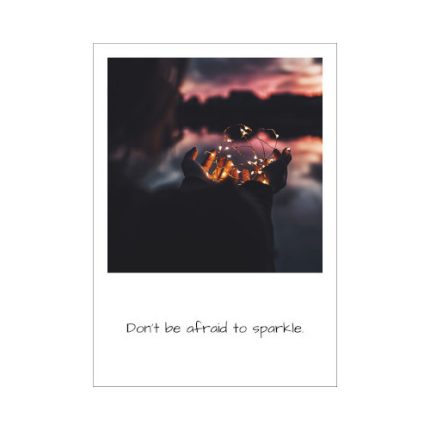 Auf der Postkarte Sparkle hält jemand ein Lichterband in beiden Händen und fordert uns auf: don't be afraid to sparkle, habe keine Angst davor zu glänzen't be afraid to sparkle