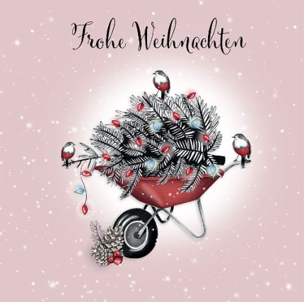 Eine quadratische Weihnachtskarte mit einer Schubkarre, in der viele Christbaumäste liegen. Auf rotem Hintergrund.
