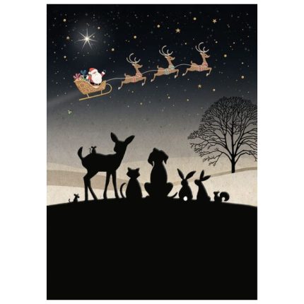 Tiere sitzen als Scherenschnitt auf der Erde und beobachten wie der Schlitten von Santa Claus vorbei fliegt.