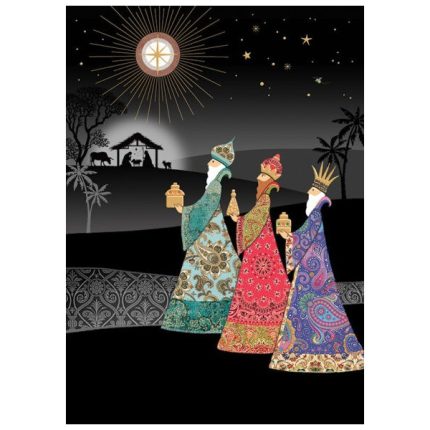 Die heiligen Drei Könige in farbenprächtigen Kleidern laufen unter dem Stern auf die Krippe zu.