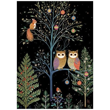 Zwei Eulen sitzen in einem Baum bei Nacht, der mit Weihnachtskugeln geschmückt ist. Außerdem sieht man ein Eichhörnchen und ein Rotkehlchen.
