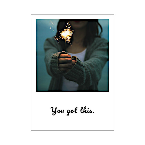 Mot-10-ws Eine Postkarte im Polaroid Stil. Motiv: Eine Person hält vor sich eine angezündete Wunderkerze. Spruch: You got this Übersetzung: Du schaffst das