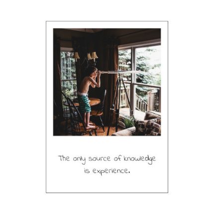 Eine Postkarte im Polaroid Stil. Motiv: Eine Person schaut in einem schönen Raum mit einem großem Fernrohr aus dem Fenster. Spruch: The only source of knowledge is experience Übersetzung: Die einzige Quelle von Wissen ist Erfahrung