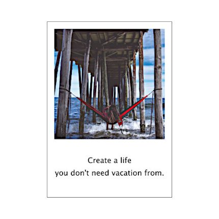 Eine Postkarte im Polaroid Stil. Eine Person hängt in einer roten Hängematte zwischen den Pfählen eines Boardwalks. SpruchCreate a life you don't need a vacation from Übersetzung: Schaffe ein Leben, von dem du keinen Urlaub brauchst